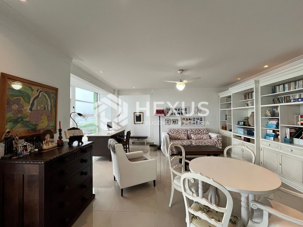Foto 4 de Apartamento reformado frente mar com varanda na Praia das Pitangueiras, Guaruja