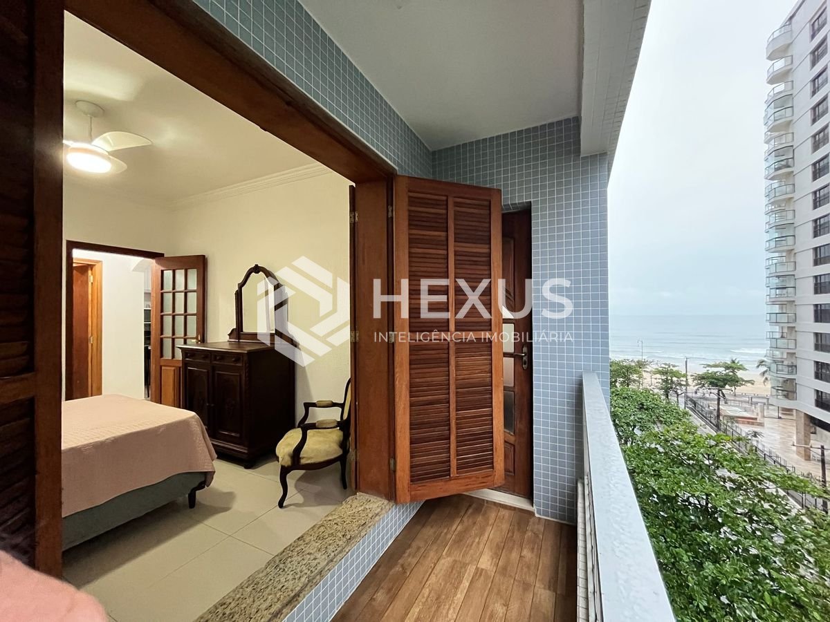 Foto 2 de Apartamento com varanda e vista mar na quadra mar da Praia das Pitangueiras, Guaruja