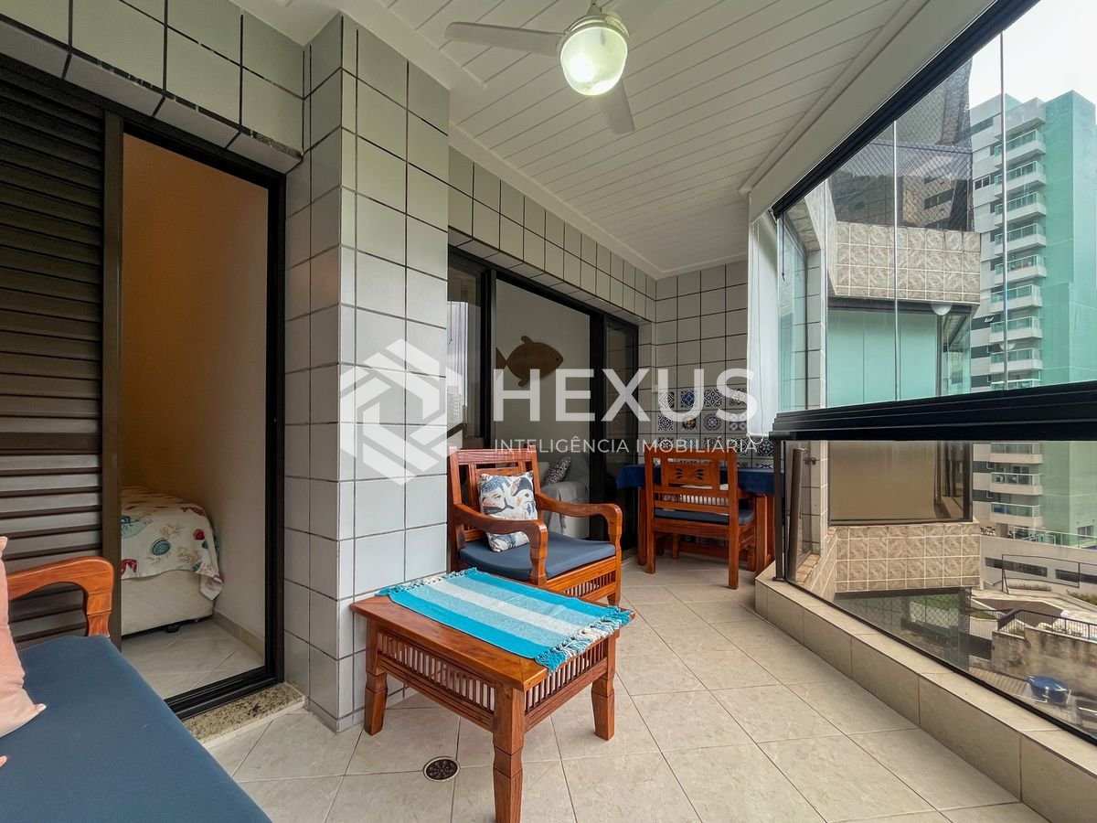 Foto 3 de Apartamento beira mar com varanda e lazer na Praia da Enseada, Guaruja