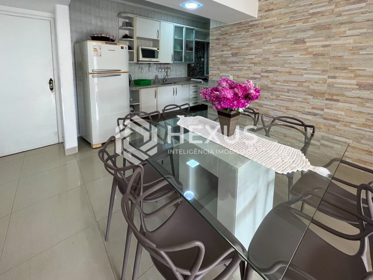 Foto 4 de Apartamento beira mar com varanda e lazer completo na Praia da Enseada, Guaruja
