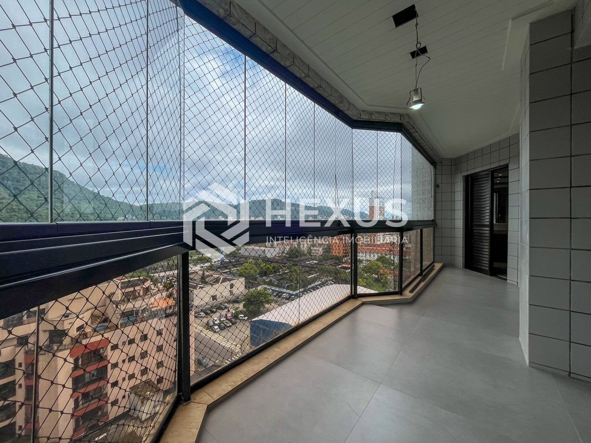 Foto 2 de Apartamento reformado beira mar com varanda e lazer na Praia da Enseada, Guaruja