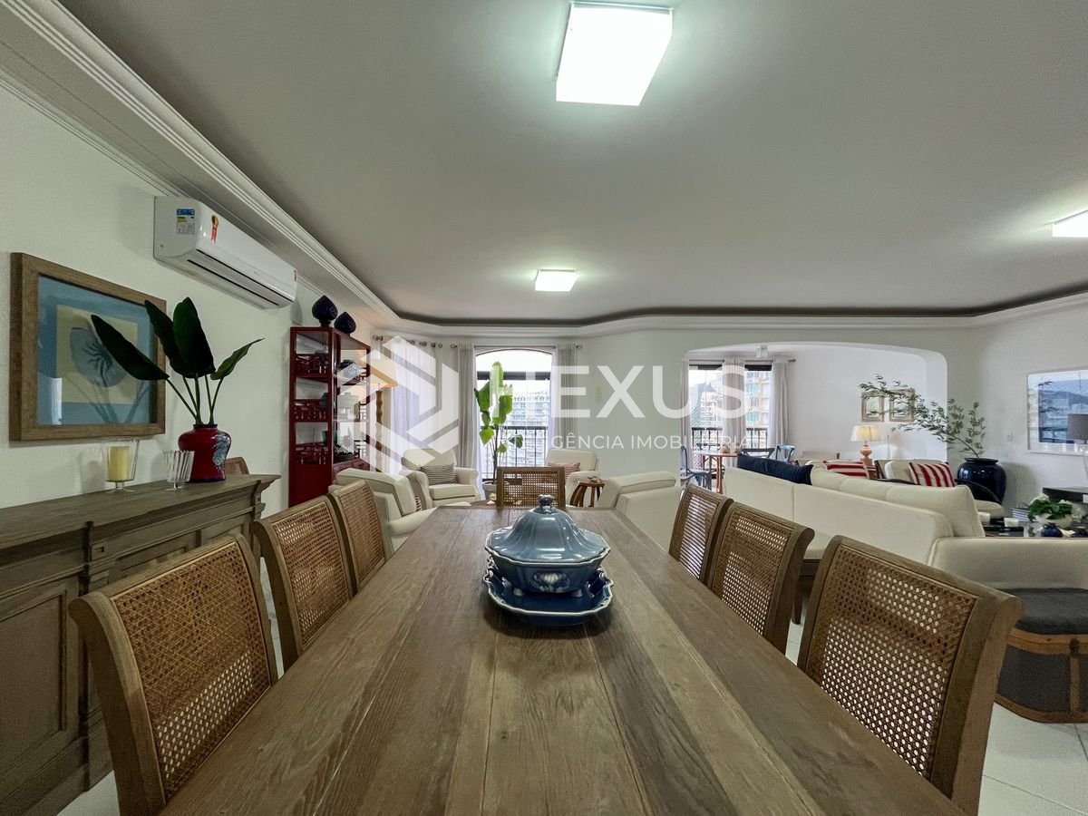 Foto 5 de Apartamento frente mar com varanda e vista mar na Praia das Pitangueiras, Guaruja