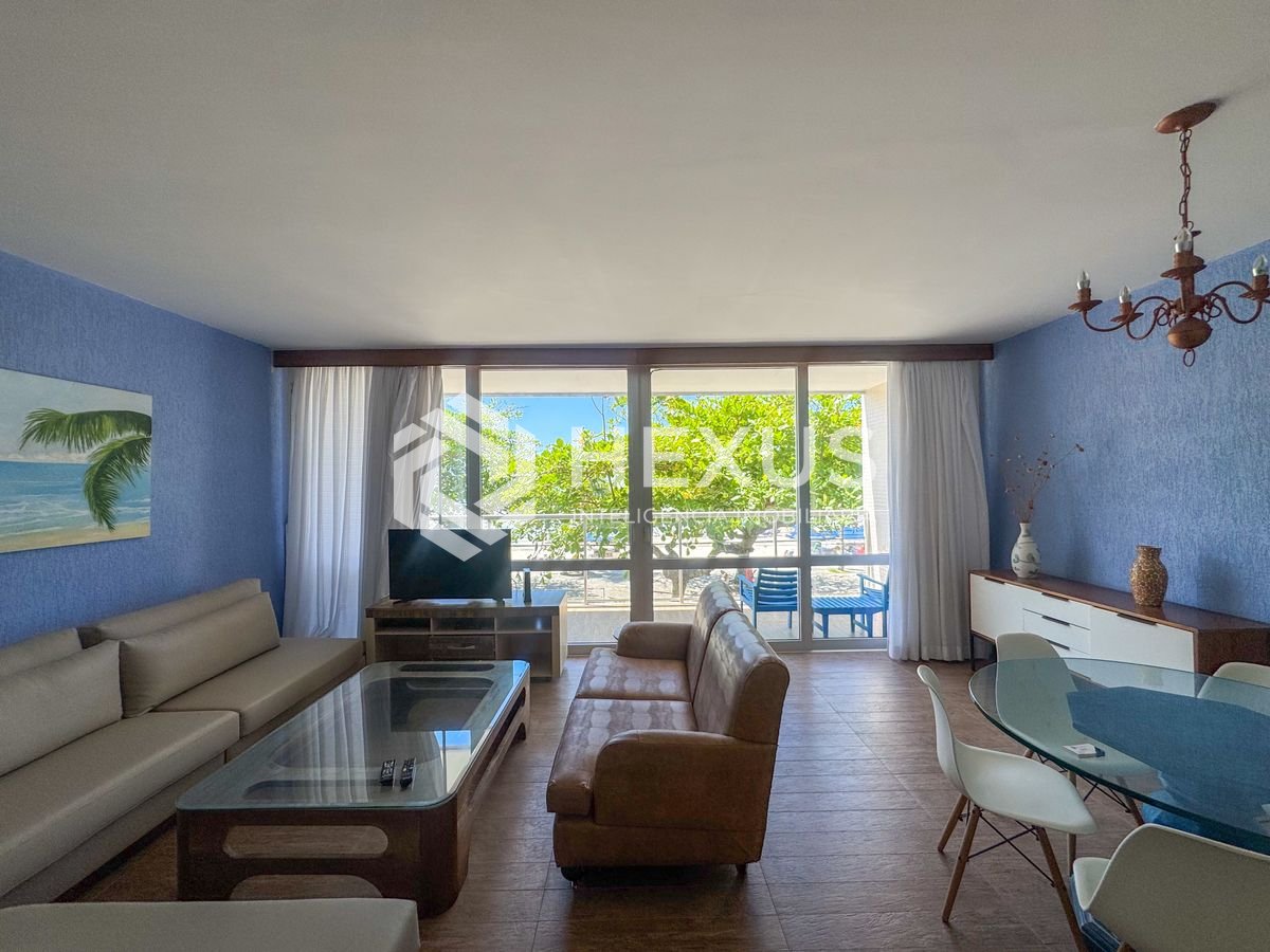 Foto 4 de Apartamento reformado frente mar com varanda na Praia das Pitangueiras, Guaruja