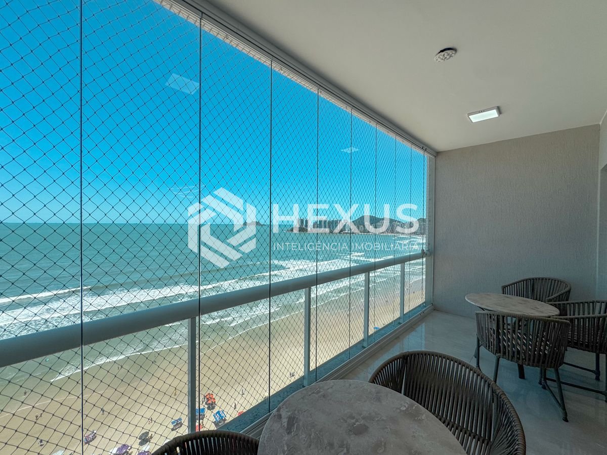 Foto 3 de Apartamento reformado frente mar com varanda na Praia das Pitangueiras, Guarujá