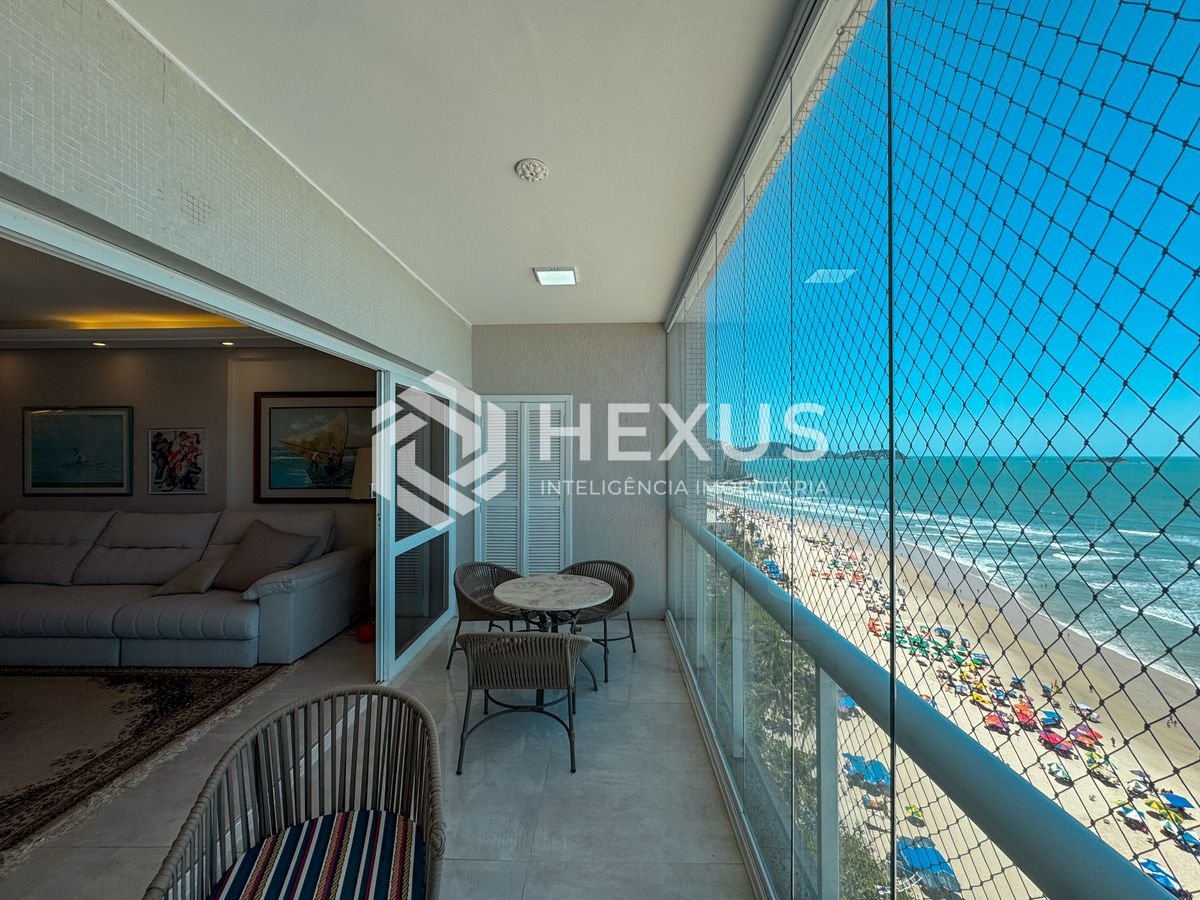 Foto 4 de Apartamento reformado frente mar com varanda na Praia das Pitangueiras, Guarujá