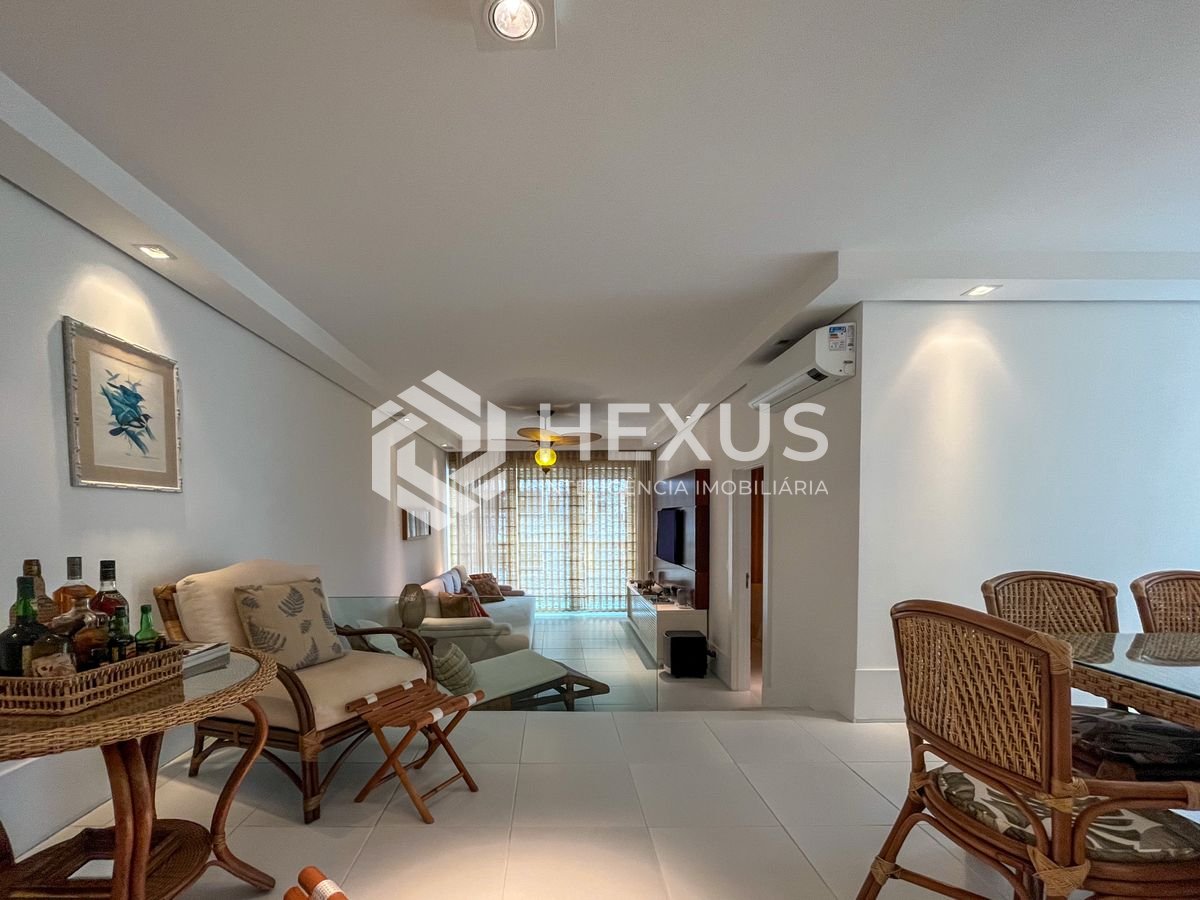 Foto 2 de Apartamento com varanda e vista mar na quadra mar da Praia das Pitangueiras, Guaruja