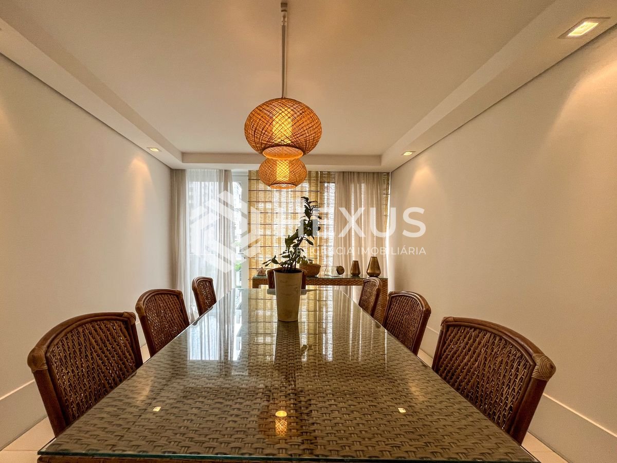 Foto 3 de Apartamento com varanda e vista mar na quadra mar da Praia das Pitangueiras, Guaruja