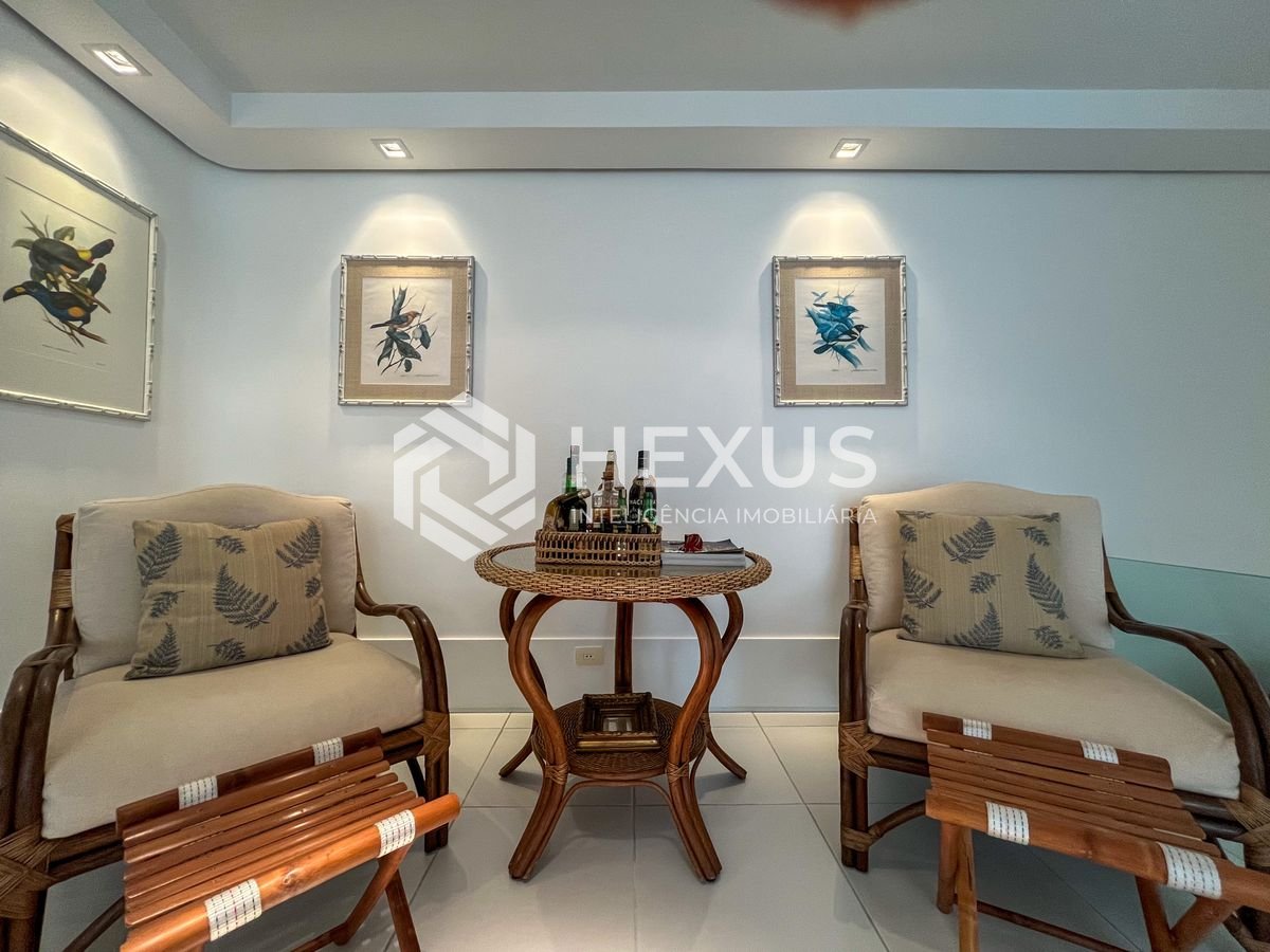 Foto 4 de Apartamento com varanda e vista mar na quadra mar da Praia das Pitangueiras, Guaruja