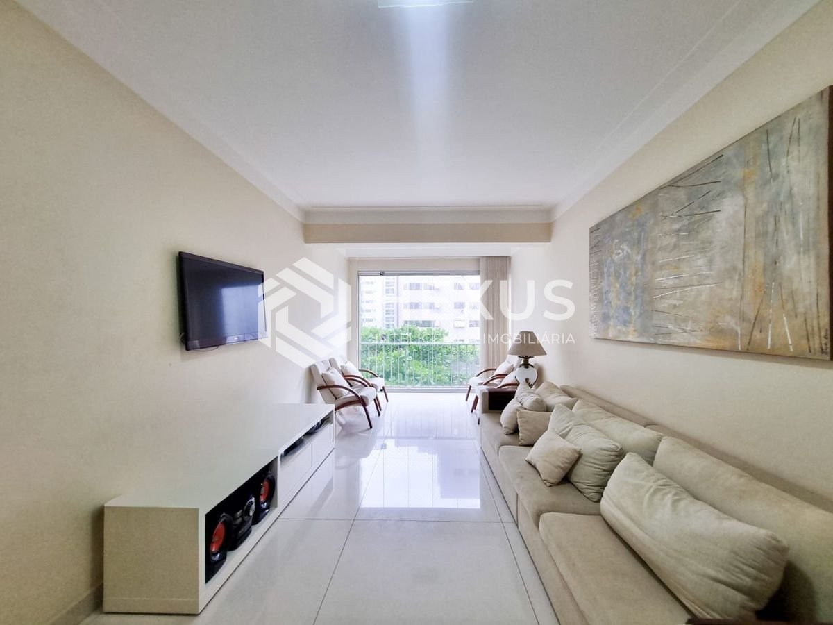 Foto 2 de Apartamento com varanda a uma quadra da Praia das Pitangueiras, Guaruja