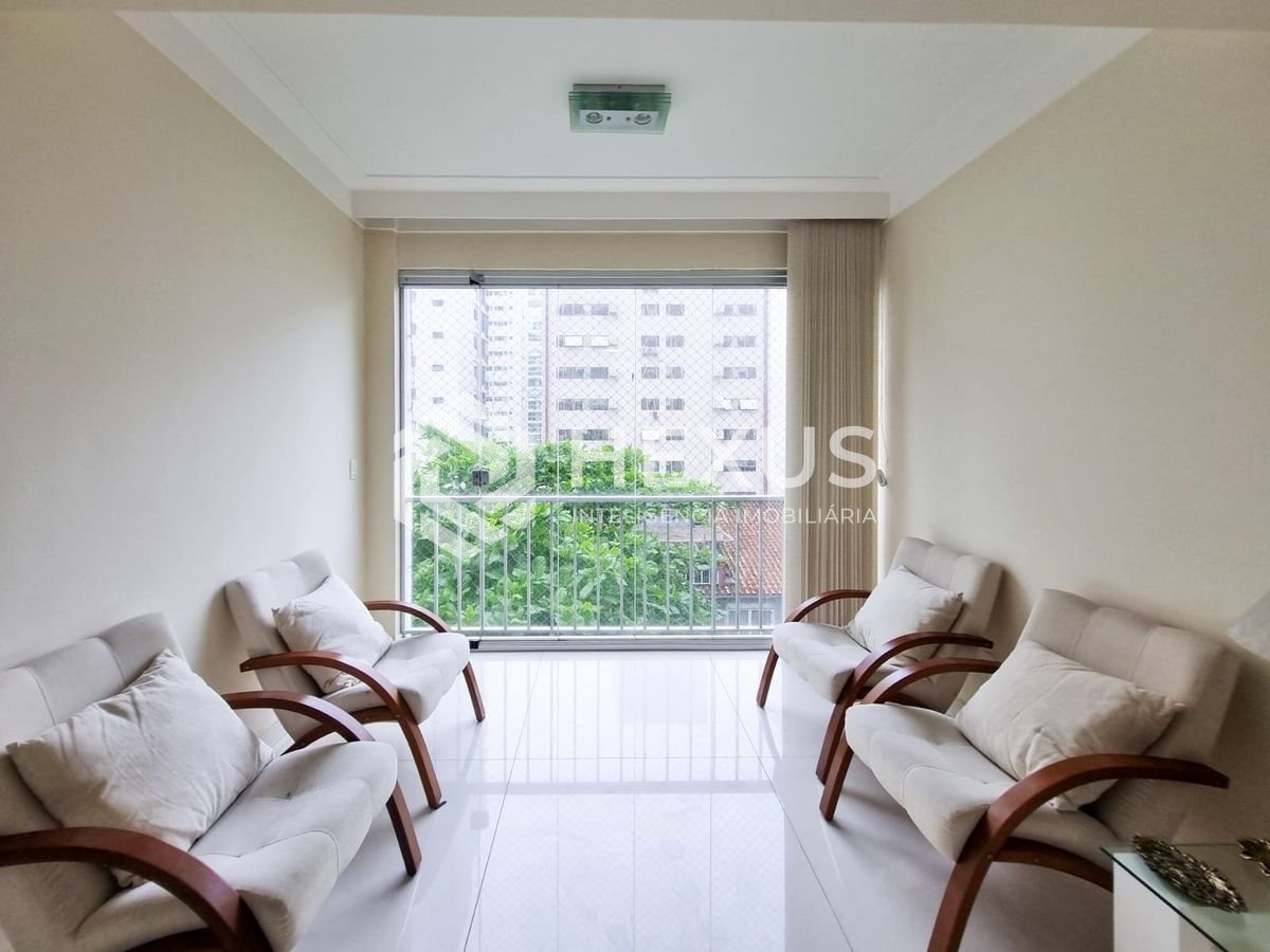 Foto 3 de Apartamento com varanda a uma quadra da Praia das Pitangueiras, Guaruja