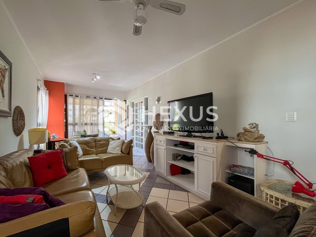 Foto 2 de Apartamento com varanda a duas quadras da Praia das Pitangueiras, Guaruja
