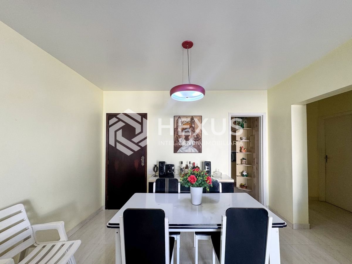 Foto 4 de Apartamento reformado com varanda vista mar e lazer a 80m da praia nas Pitangueiras, Guarujá