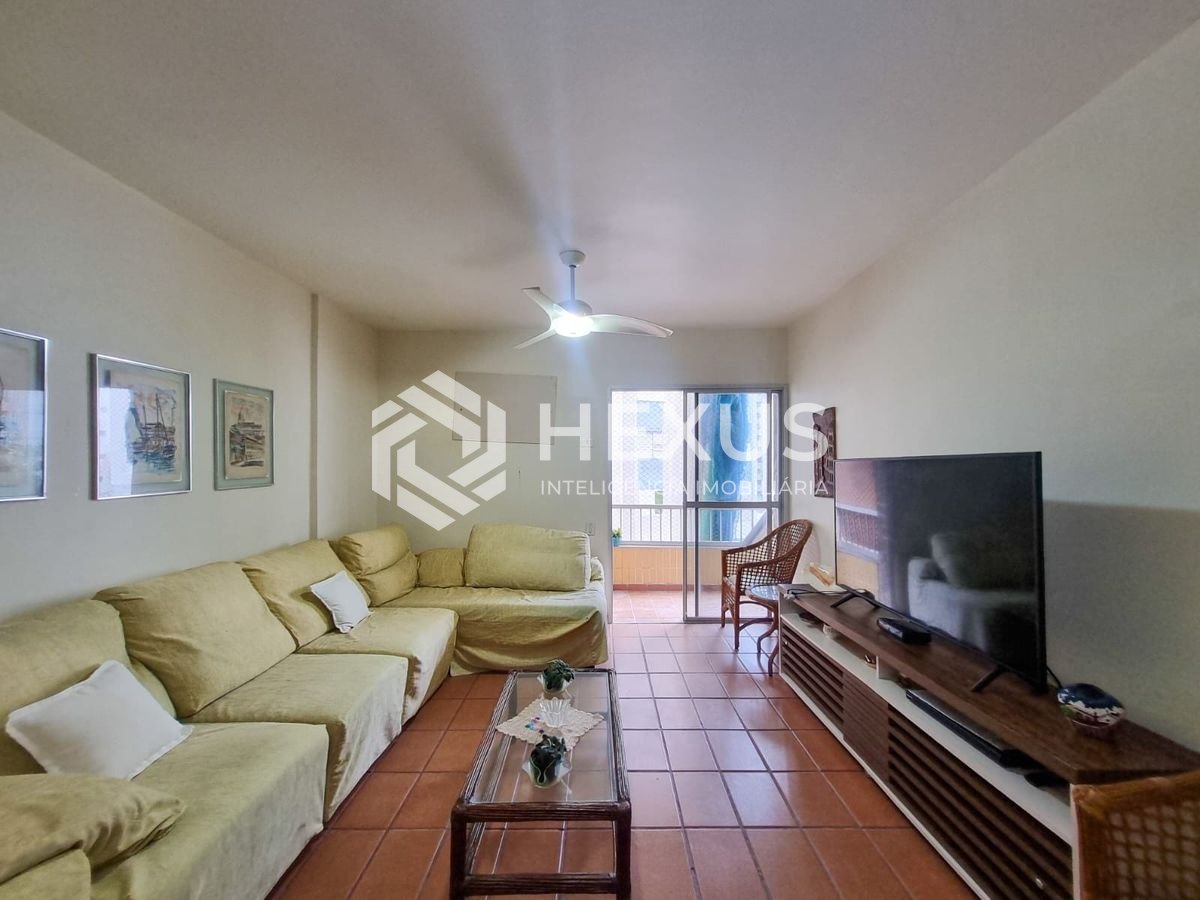 Foto 2 de Apartamento com varanda e lazer na quadra mar da Praia das Pitangueiras, Guaruja