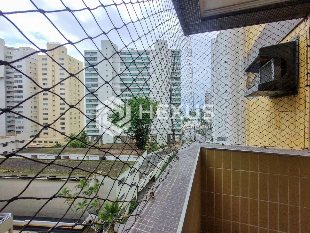 Foto 3 de Apartamento com varanda e lazer na quadra mar da Praia das Pitangueiras, Guaruja