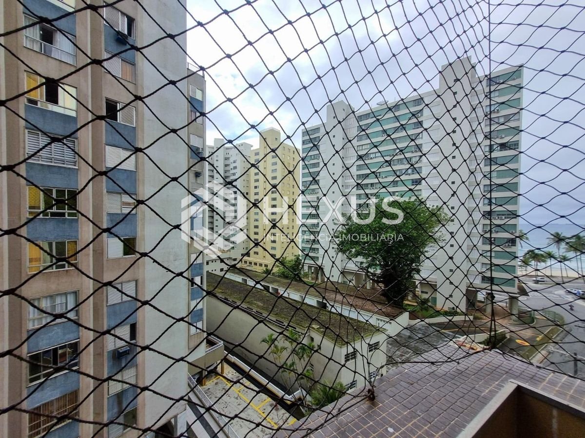 Foto 4 de Apartamento com varanda e lazer na quadra mar da Praia das Pitangueiras, Guaruja