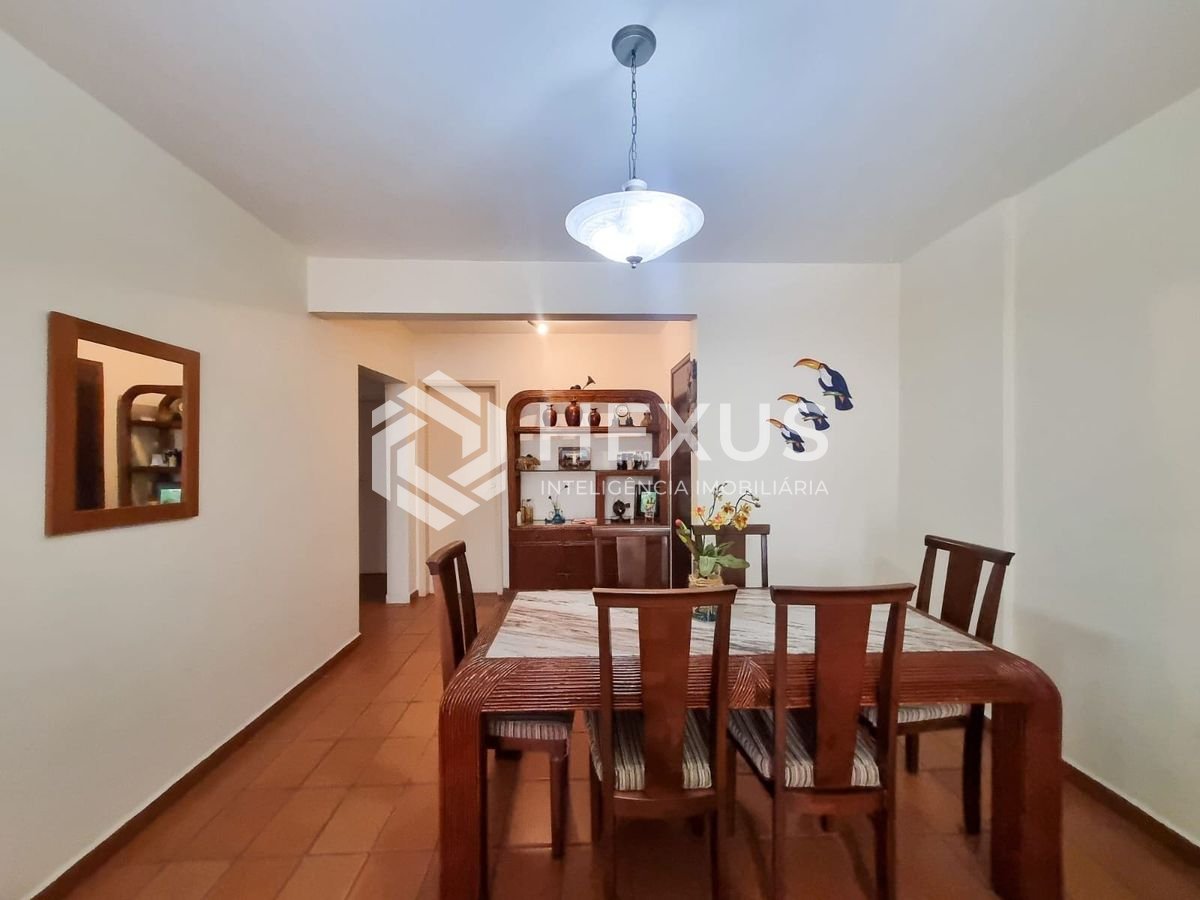 Foto 5 de Apartamento com varanda e lazer na quadra mar da Praia das Pitangueiras, Guaruja