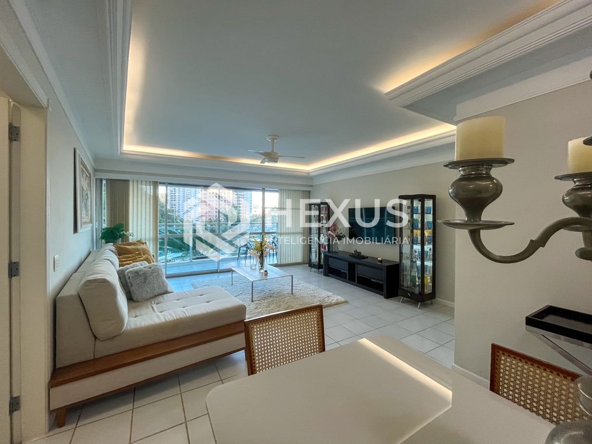 Foto 3 de Apartamento reformado frente mar com varanda, vista mar  e lazer de clube, Pitangueiras, Guaruja