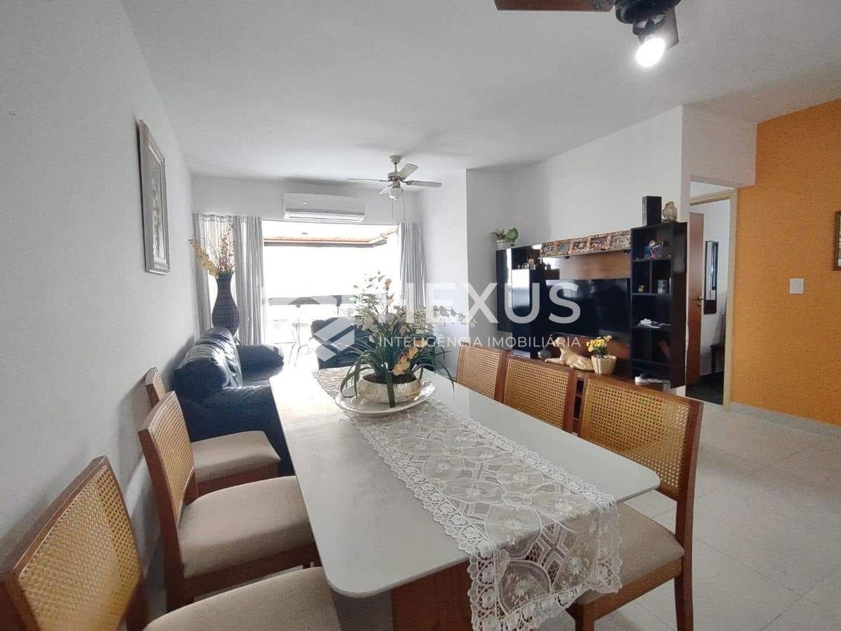 Foto 2 de Apartamento reformado com varanda na Praia da Enseada, Guaruja