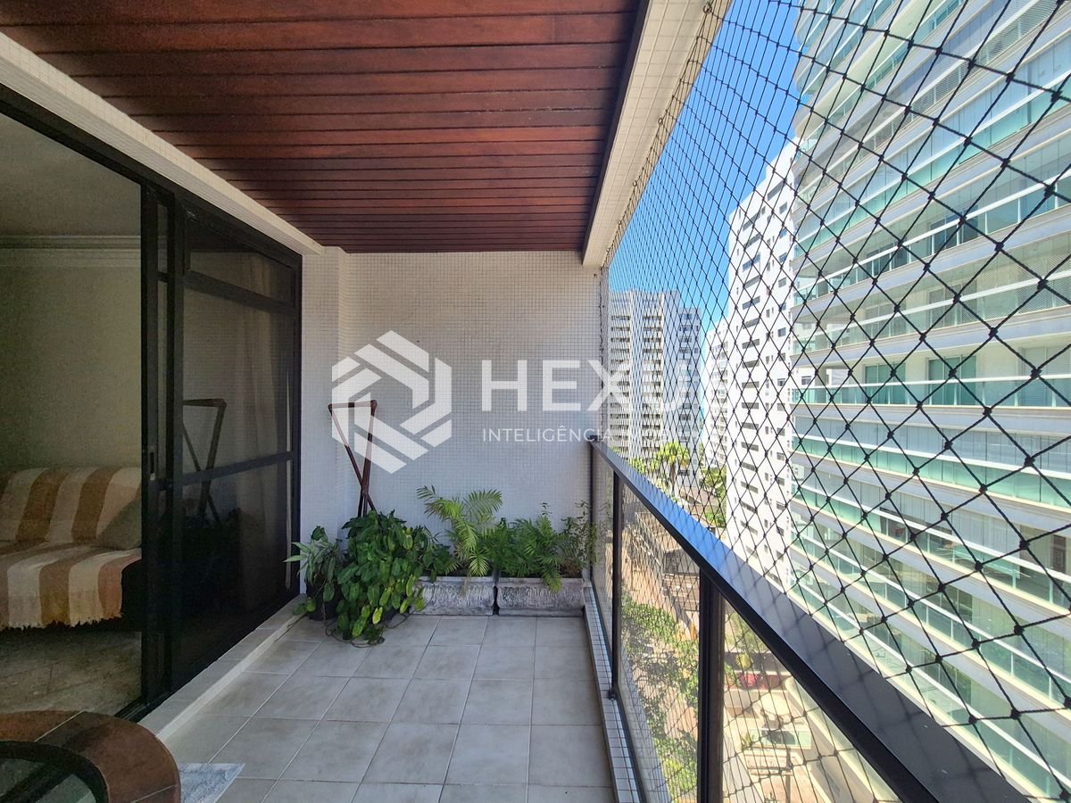 Foto 2 de Apartamento com varanda e lazer na Praia das Pitangueiras, Guaruja