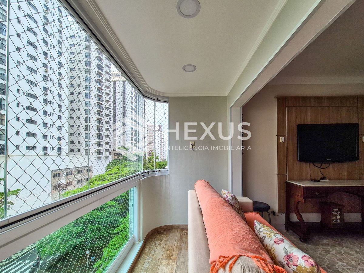 Foto 2 de Apartamento reformado com varanda na Praia das Pitangueiras, Guaruja
