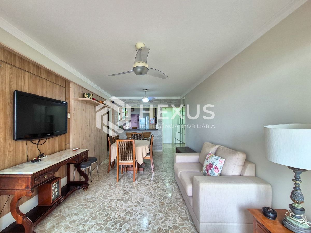 Foto 3 de Apartamento reformado com varanda na Praia das Pitangueiras, Guaruja