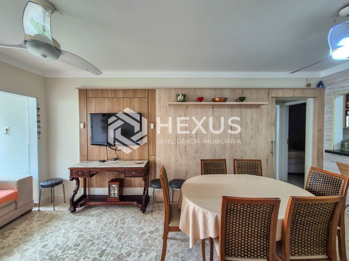 Foto 4 de Apartamento reformado com varanda na Praia das Pitangueiras, Guaruja