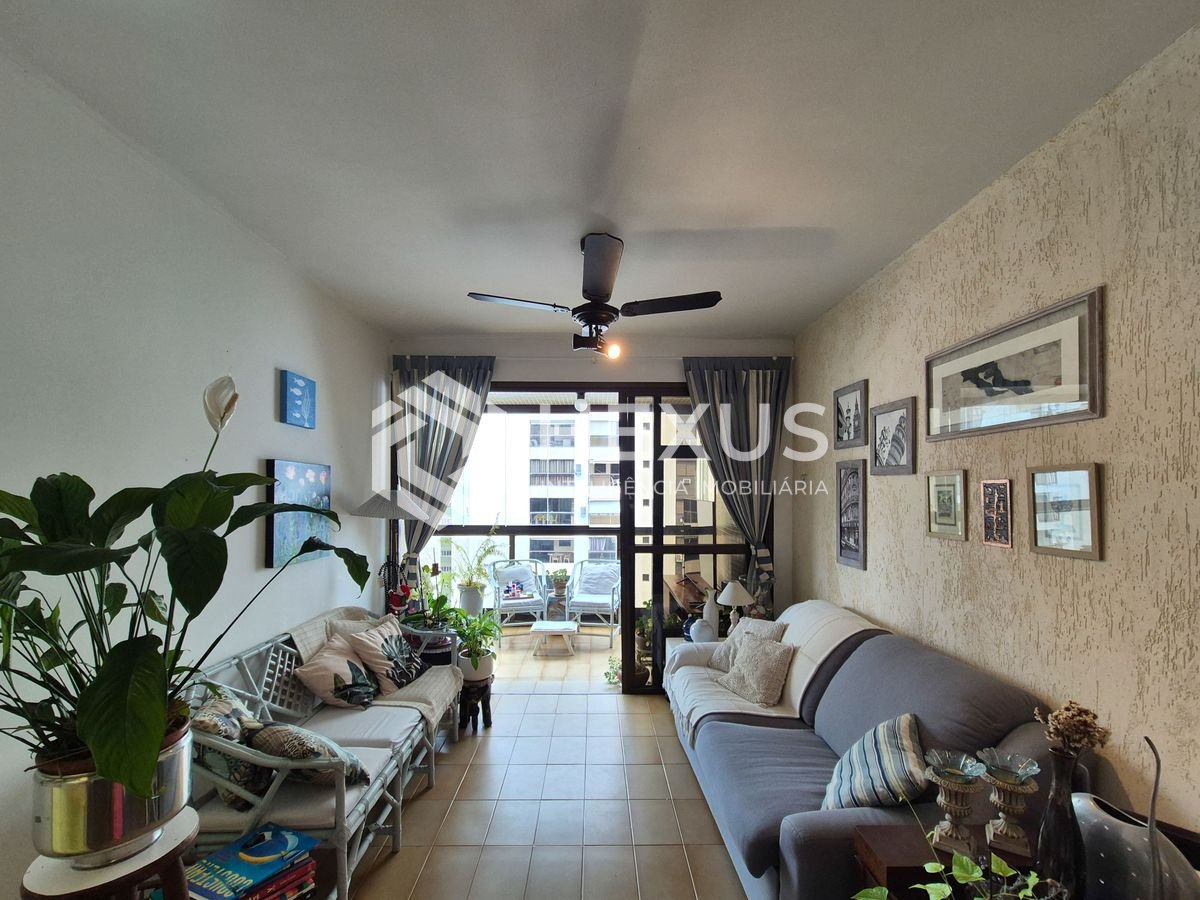 Foto 2 de Apartamento com varanda e lazer a duas quadras da Praia das Pitangueiras, Guaruja