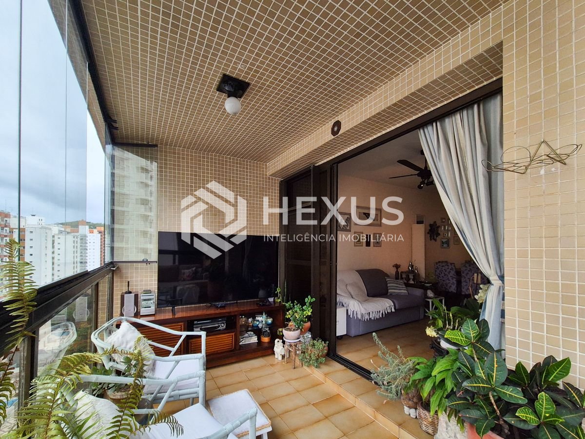 Foto 4 de Apartamento com varanda e lazer a duas quadras da Praia das Pitangueiras, Guaruja
