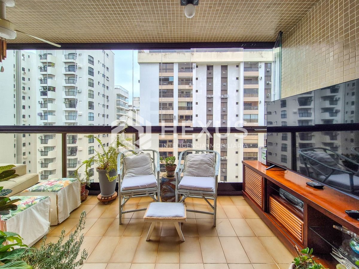 Foto 5 de Apartamento com varanda e lazer a duas quadras da Praia das Pitangueiras, Guaruja