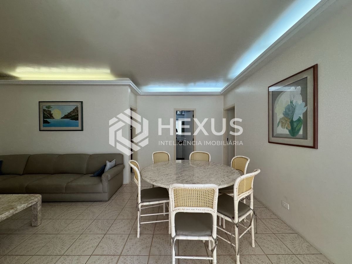Foto 2 de Apartamento com varanda na quadra mar da Praia das Pitangueiras, Guaruja