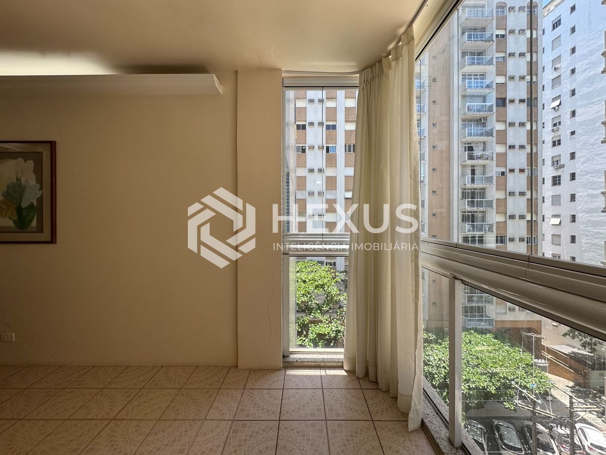 Foto 3 de Apartamento com varanda na quadra mar da Praia das Pitangueiras, Guaruja