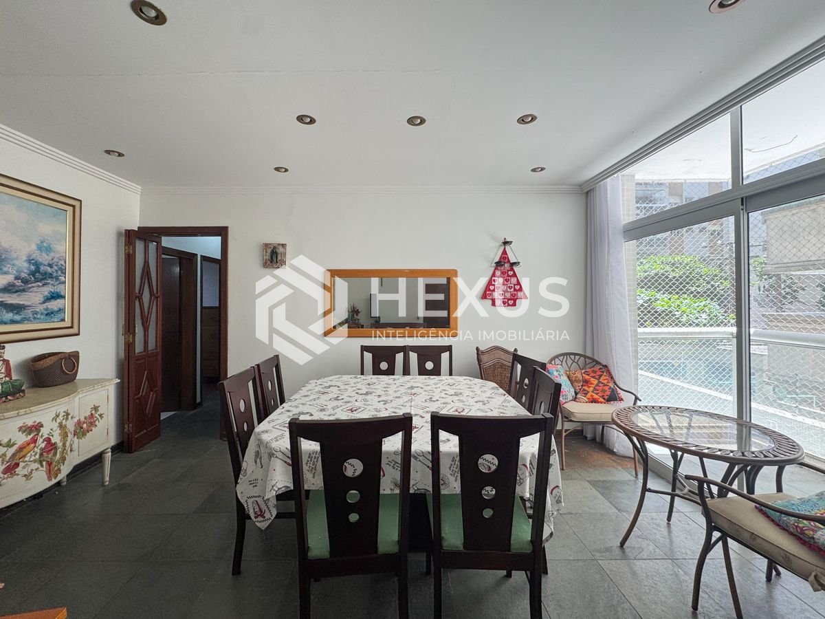Foto 2 de Apartamento com varanda na quadra mar da Praia das Pitangueiras, Guaruja