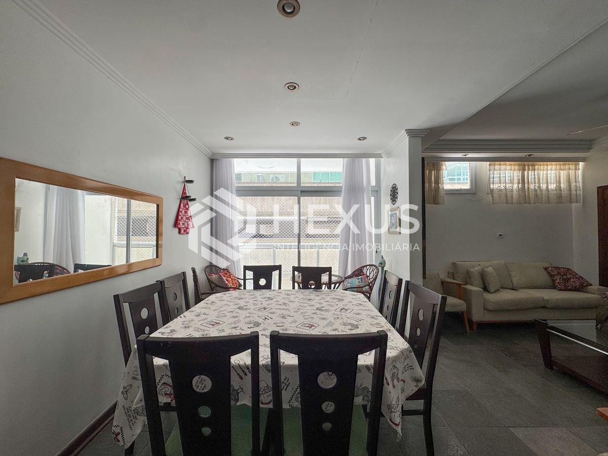 Foto 3 de Apartamento com varanda na quadra mar da Praia das Pitangueiras, Guaruja