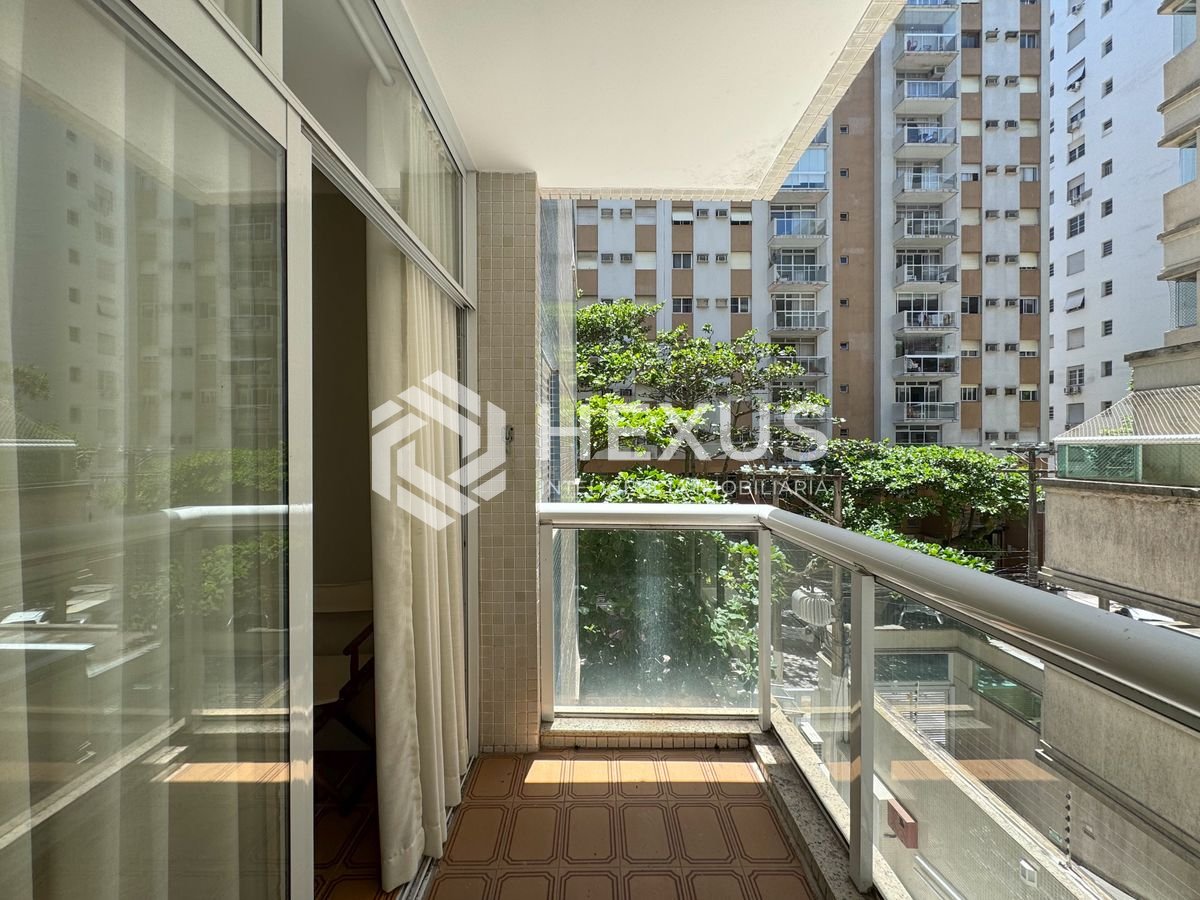 Foto 3 de Apartamento reformado com varanda na quadra mar da Praia das Pitangueiras, Guaruja