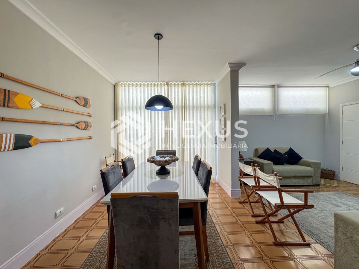 Foto 5 de Apartamento reformado com varanda na quadra mar da Praia das Pitangueiras, Guaruja