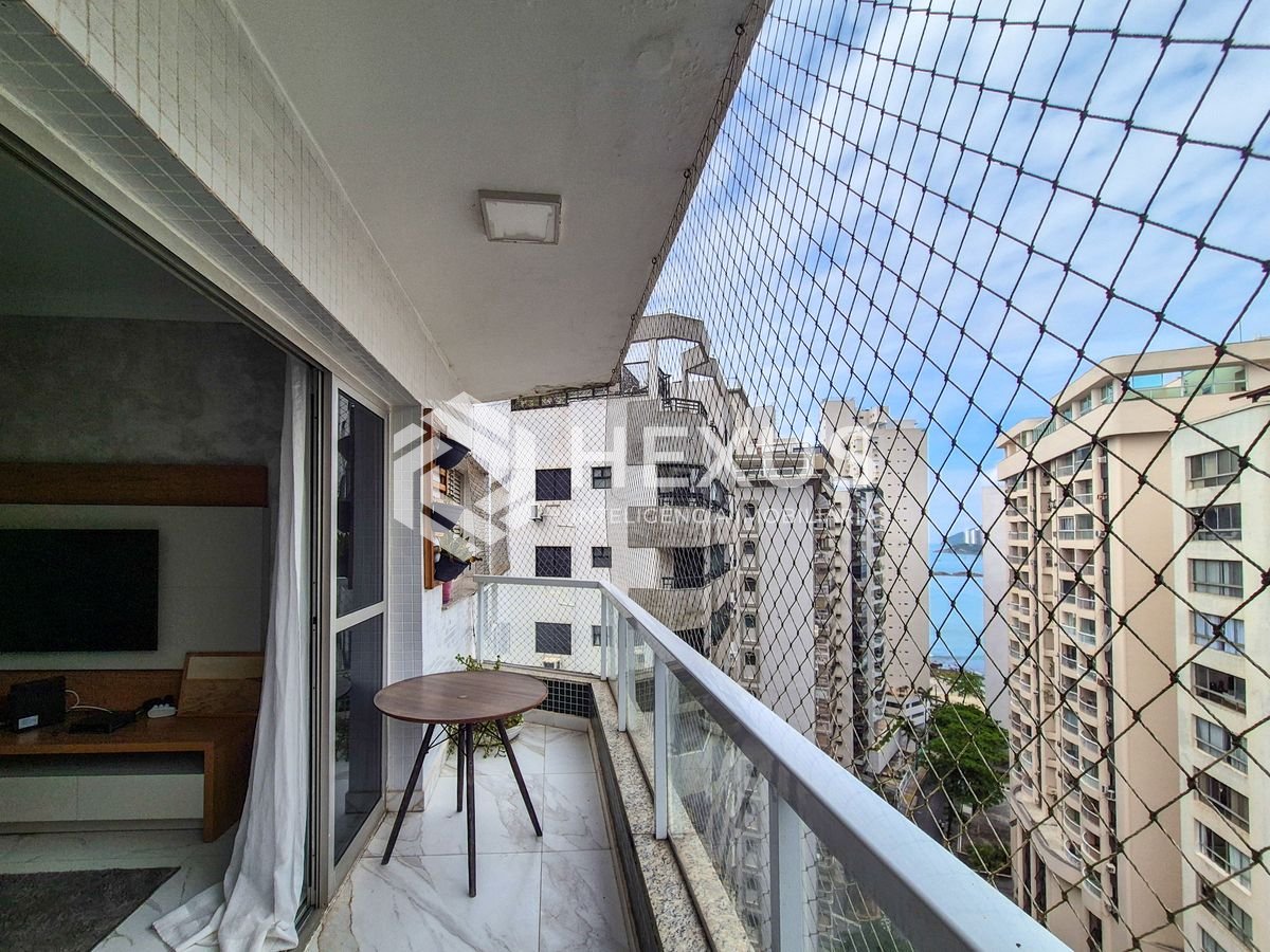 Foto 2 de Apartamento reformado com varanda e vista mar na quadra mar da Praia das Pitangueiras, Guaruja