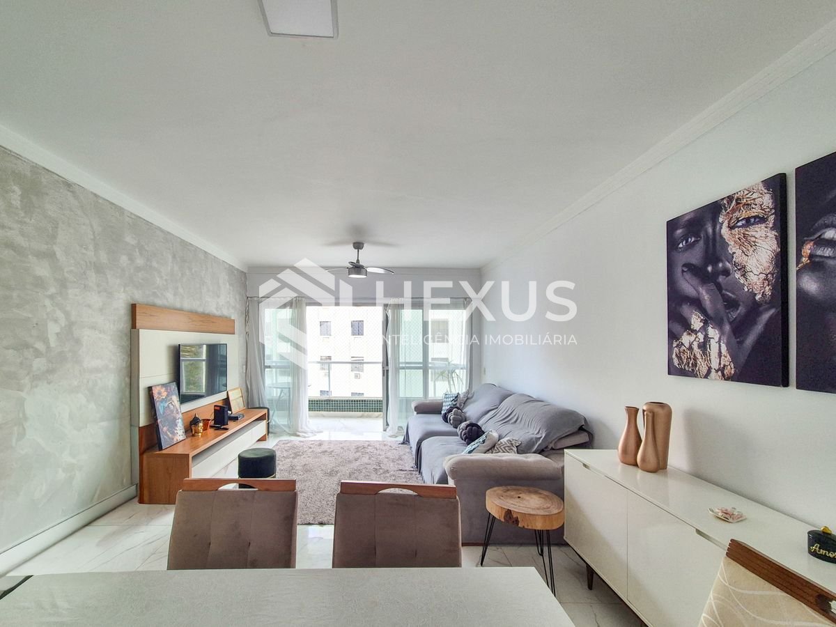 Foto 4 de Apartamento reformado com varanda e vista mar na quadra mar da Praia das Pitangueiras, Guaruja