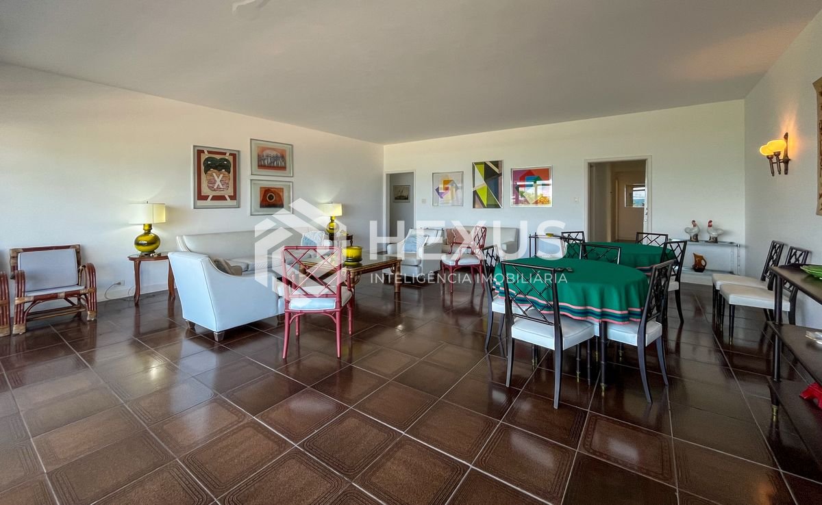 Foto 4 de Apartamento frente mar com varanda e vista mar na Praia das Pitangueiras, Guaruja