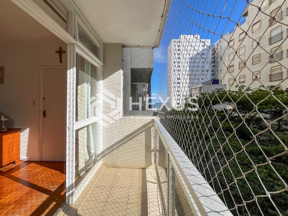 Foto 2 de Apartamento com varanda e vista mar na beira mar da Praia das Pitangueiras, Guaruja