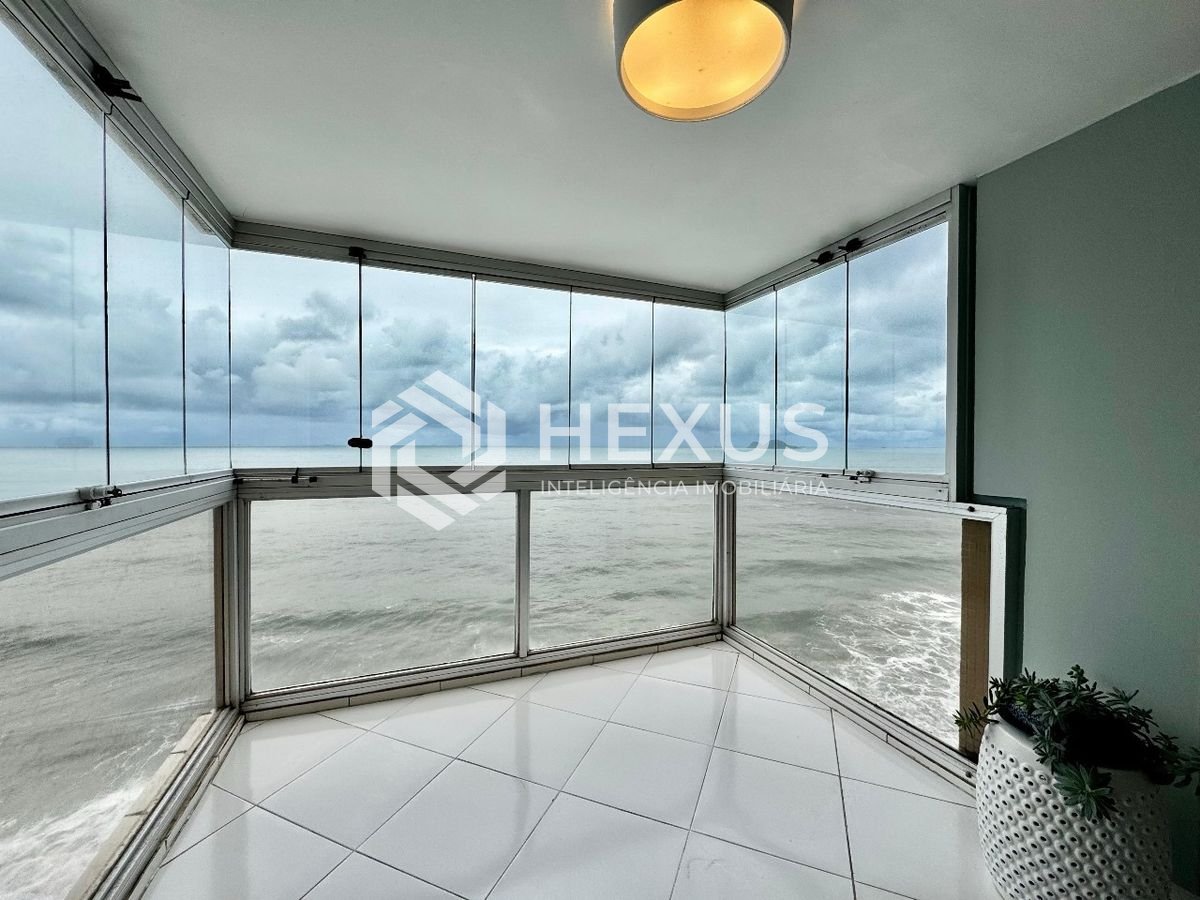 Foto 2 de Apartamento frente mar reformado com varanda na Praia das Pitangueiras, Guaruja