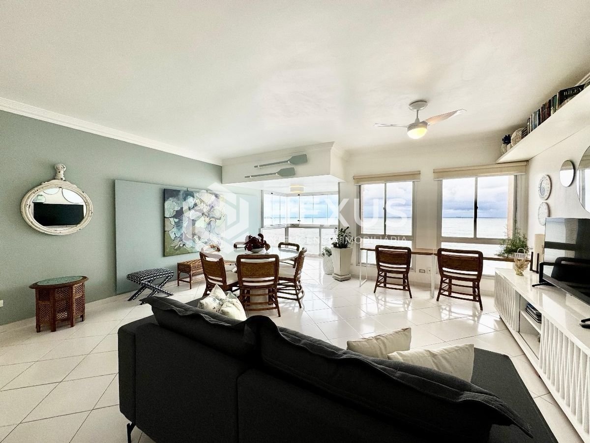 Foto 4 de Apartamento frente mar reformado com varanda na Praia das Pitangueiras, Guaruja