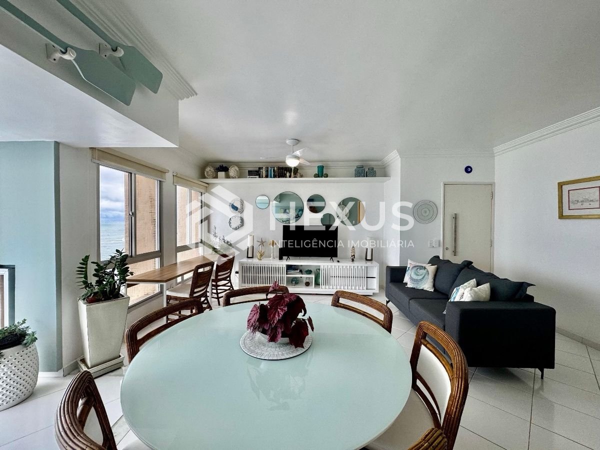 Foto 5 de Apartamento frente mar reformado com varanda na Praia das Pitangueiras, Guaruja