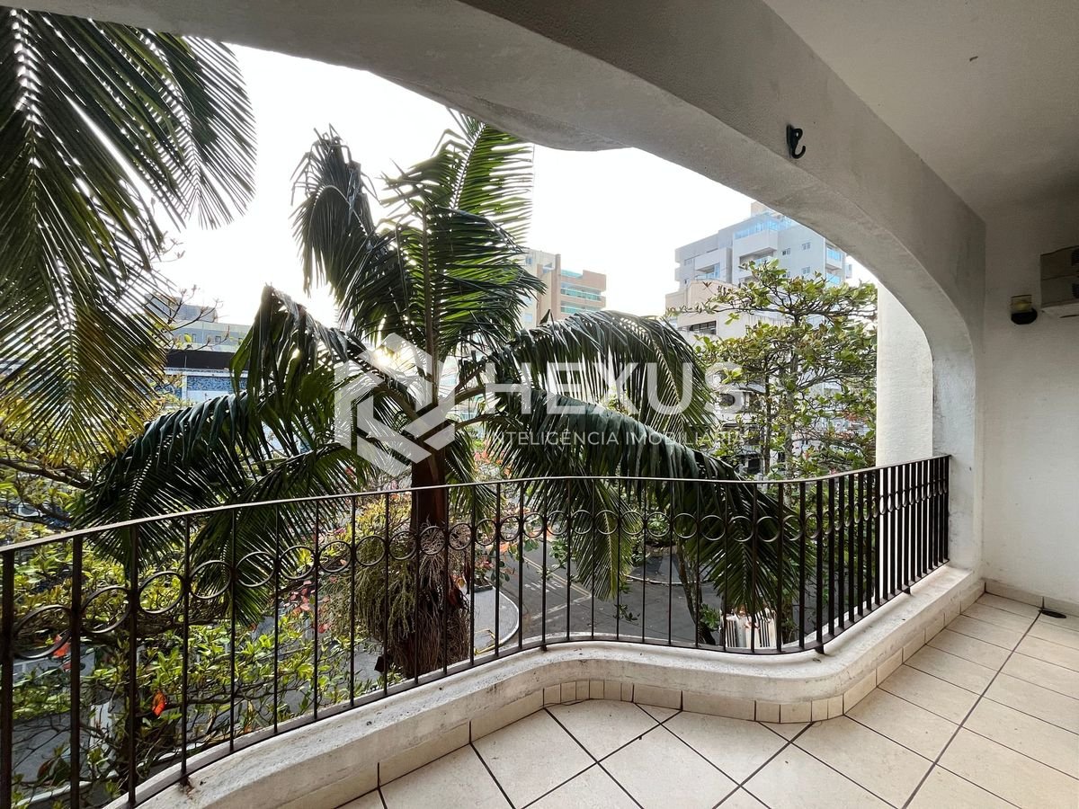 Foto 2 de Apartamento com varanda e lazer na Praia da Enseada, Guaruja