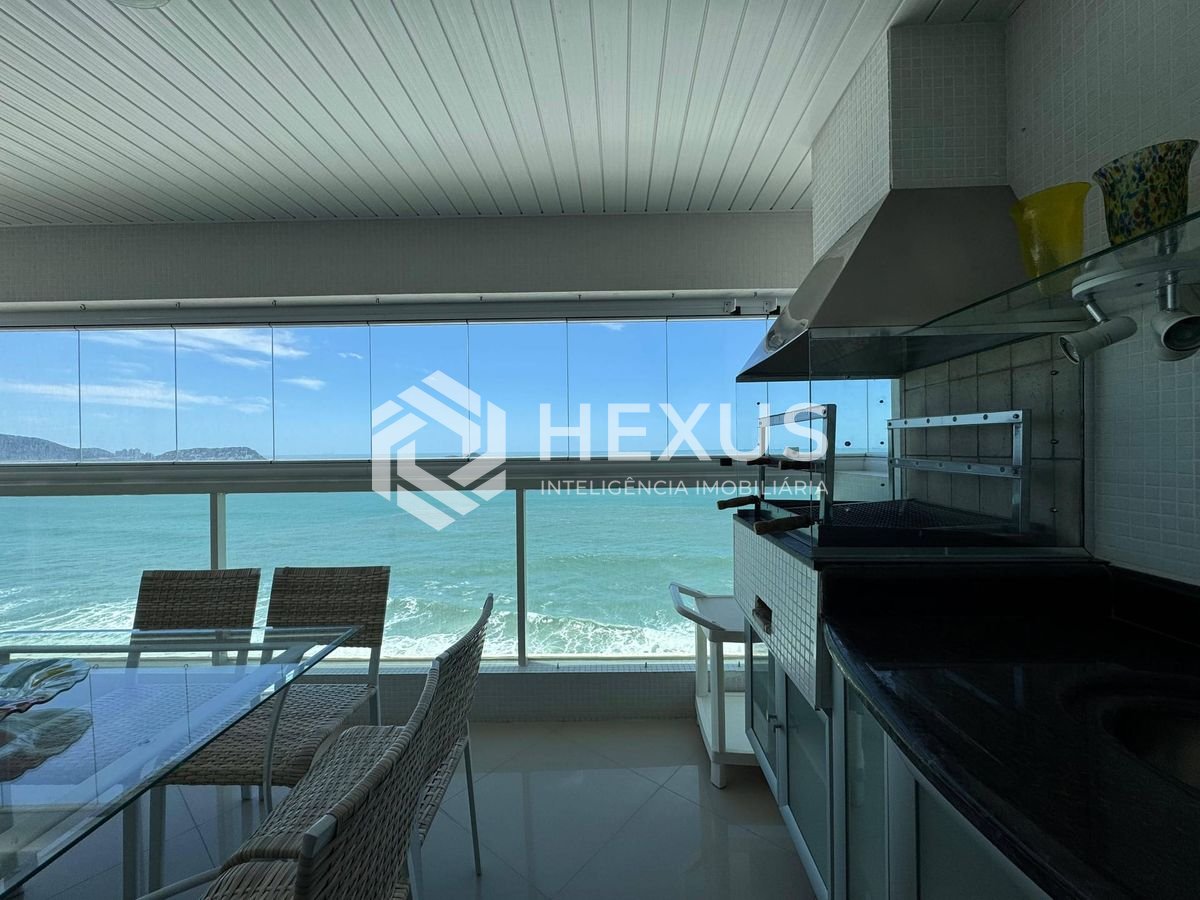 Foto 2 de Apartamento reformado frente mar com varanda gourmet e lazer completo na Praia das Pitangueiras, Guaruja