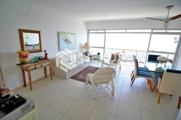 Foto 3 de Apartamento frente mar reformado com varanda vista mar na Praia das Pitangueiras, Guaruja