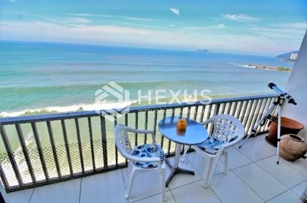 Foto 4 de Apartamento frente mar reformado com varanda vista mar na Praia das Pitangueiras, Guaruja