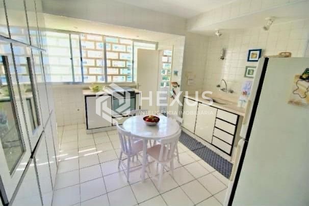 Foto 5 de Apartamento frente mar reformado com varanda vista mar na Praia das Pitangueiras, Guaruja