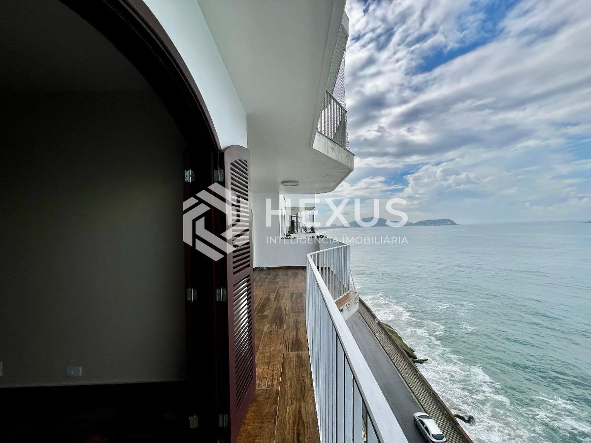 Foto 2 de Apartamento frente mar reformado com varanda na Praia das Pitangueiras, Guaruja