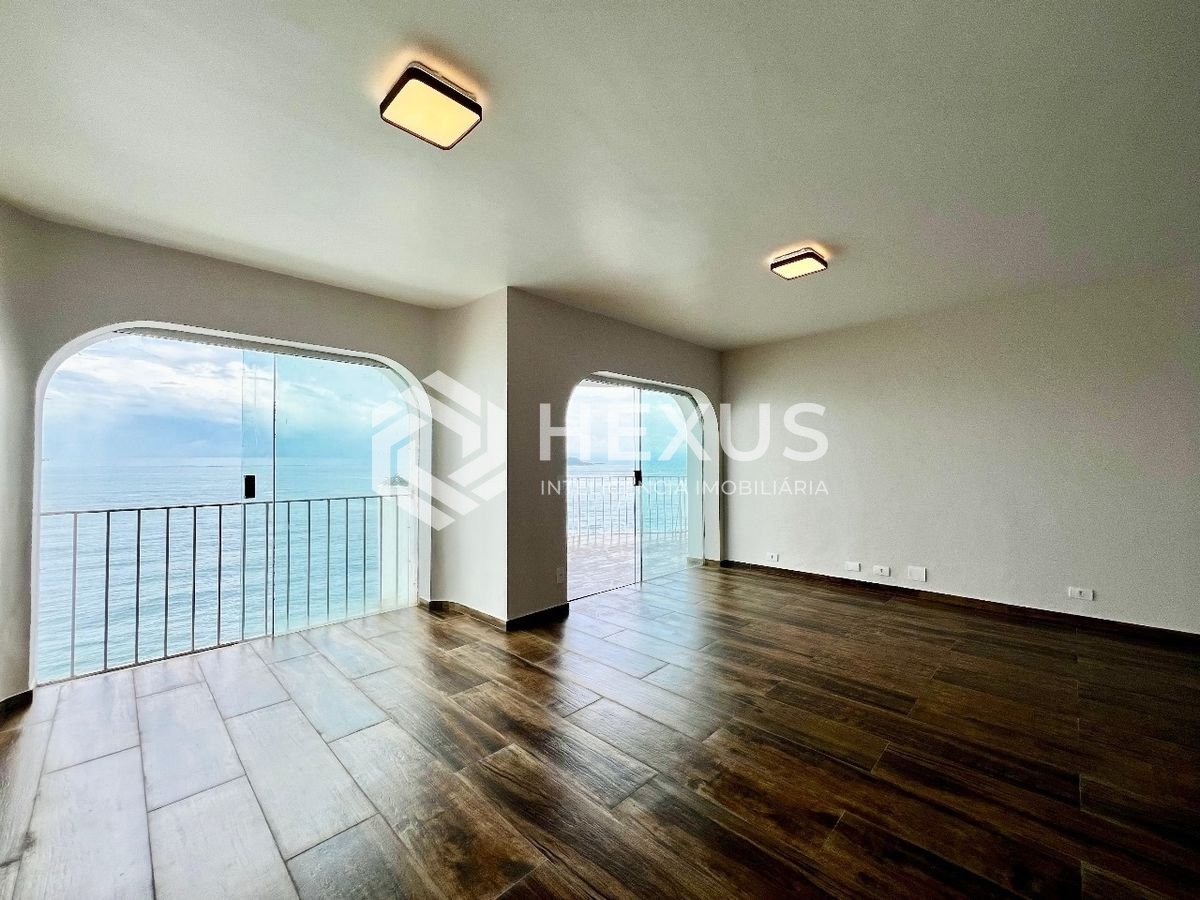 Foto 4 de Apartamento frente mar reformado com varanda na Praia das Pitangueiras, Guaruja
