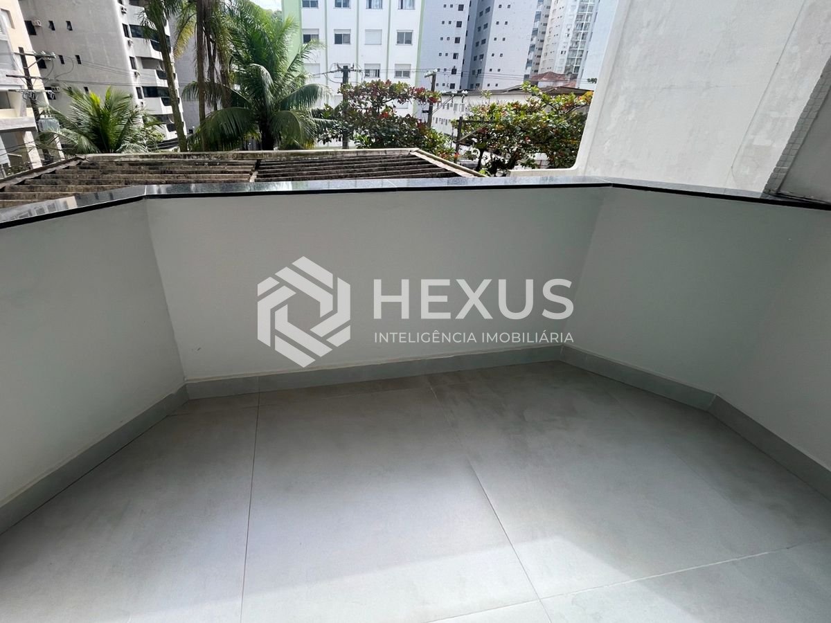Foto 3 de Apartamento reformado com varanda na quadra mar da Praia das Pitangueiras, Guaruja